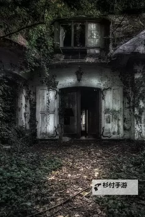 紫黑色肿大横冲直撞：迷幻夜色中的诡异景象图1