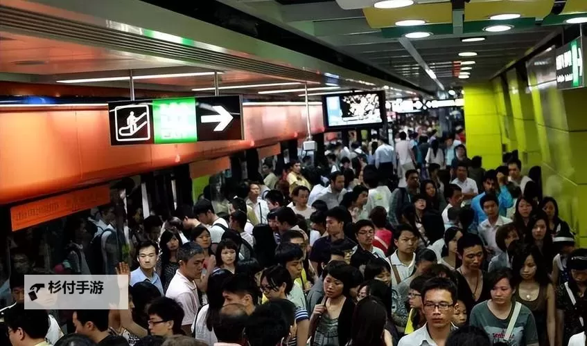 早高峰的拥挤的公交车:城市生活中的一抹浮世绘图1