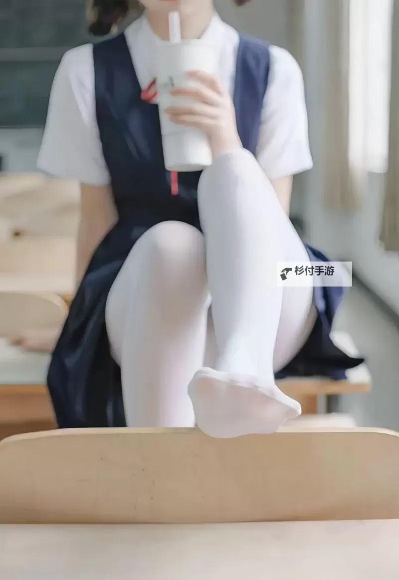 班长用白丝自卫:校园中的勇敢守护者图1