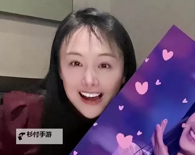 郑爽全程素颜直播引热议 展现真实自然魅力图1