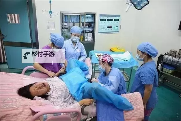 孕妇生产过程视频：真实记录孕妈迎接新生命的动人瞬间图1