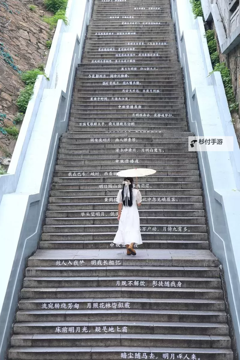 在楼梯里要你:一段暗藏情感的时光旅程图2