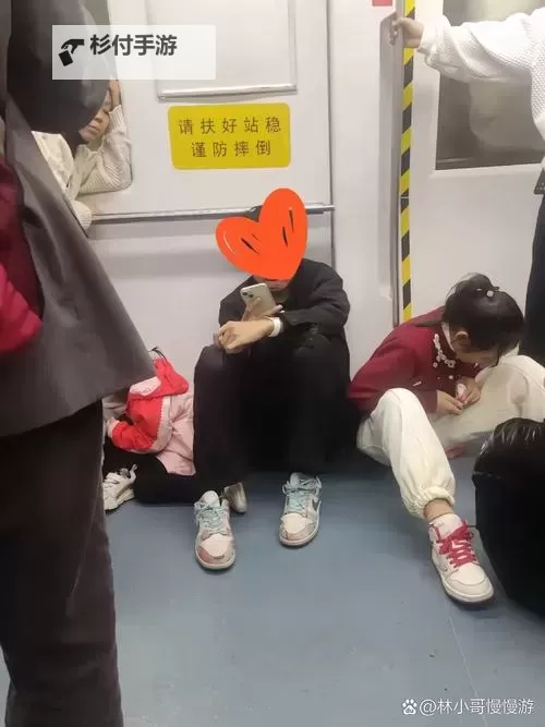坐地铁车被挤到高C,暖心瞬间感动全场图1