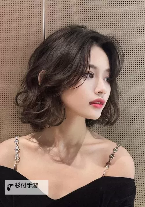 2024最新卷发发型图片欣赏:潮流卷发发型推荐图1