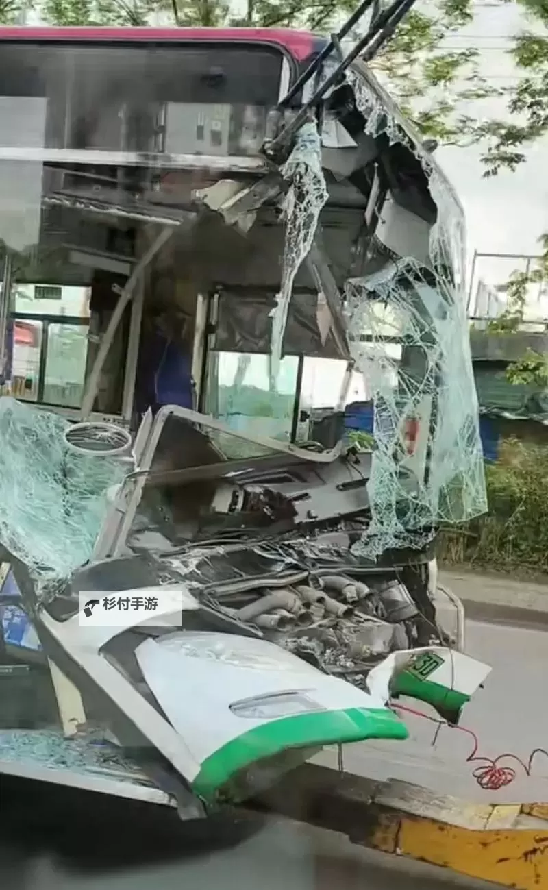 在公交车上撞出了水：奇异的意外瞬间图1