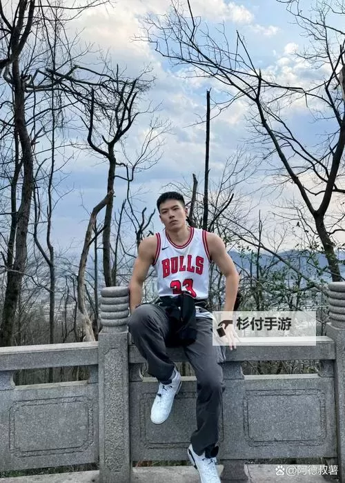 中文男孩肌肉展现:青春力量的精彩瞬间图1