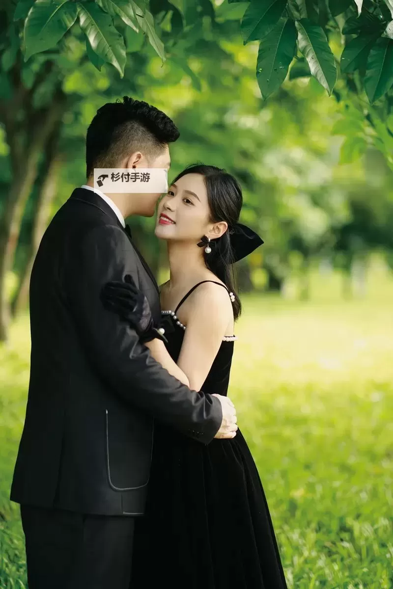 【暖心推荐】最美情侣完整视频：感受他们的甜蜜瞬间图1