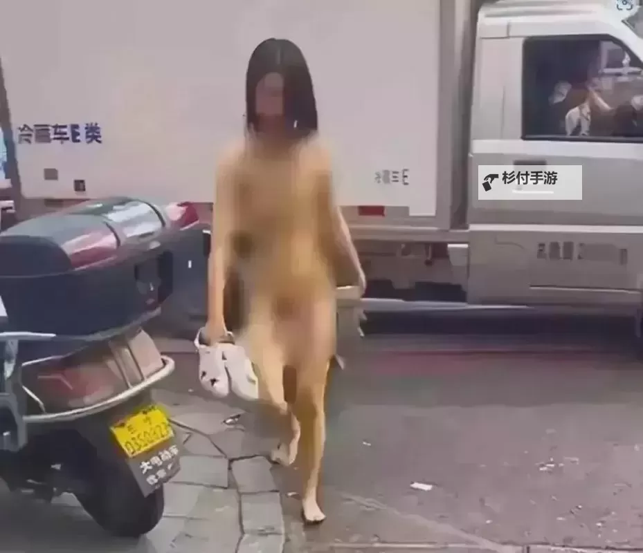 美女不想脱衣服半推半就：尴尬中的微妙瞬间图1