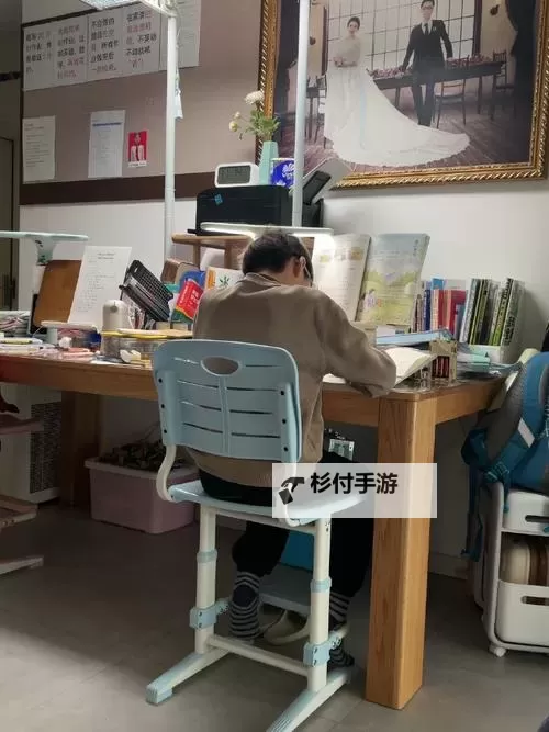 勇敢的少女：坐在学长的上面写作业的意外经历图1