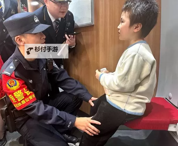 在火车上,后妈妈和谁在一起?图1