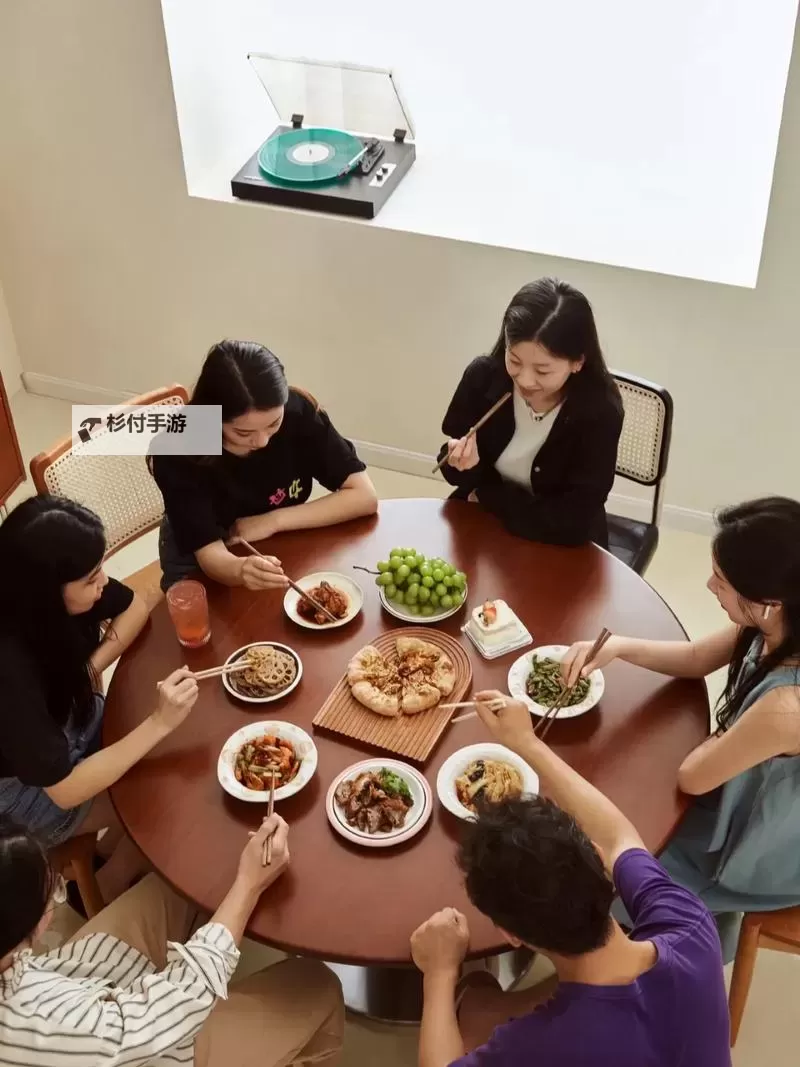 【奇趣生活】坐着吃饭还连在一起:那些令人忍俊不禁的家庭趣事图1