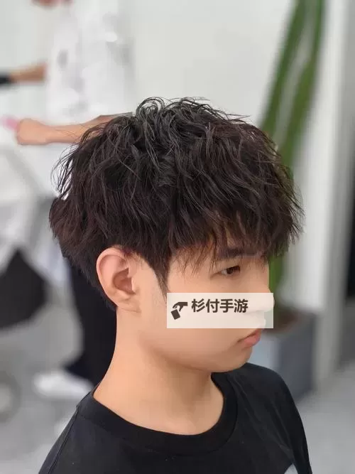 探索潮流风尚:最新男士发型图片推荐图1