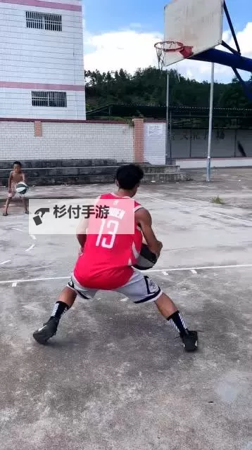 《NBA2K18》后撤步投篮操作方法 NBA2K18后撤步投篮怎么用图1