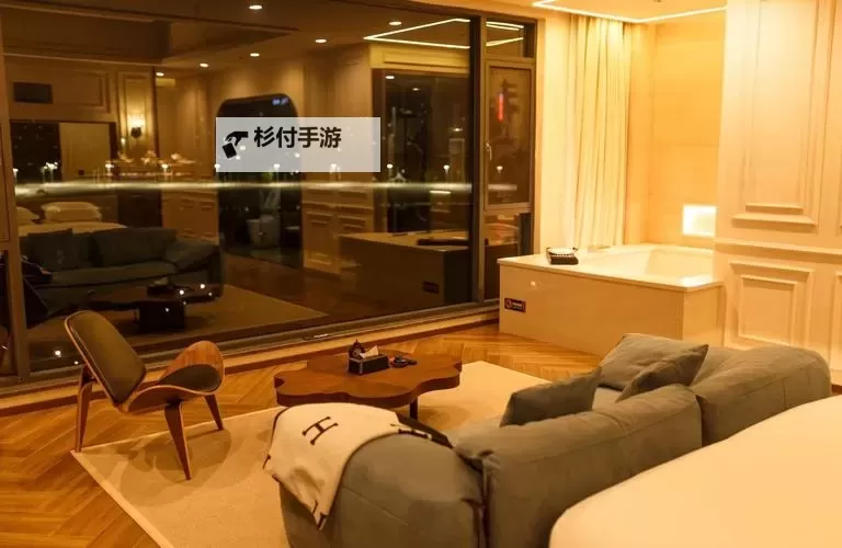 在酒店落地玻璃窗前做强了你:一段意外的成长之旅图1