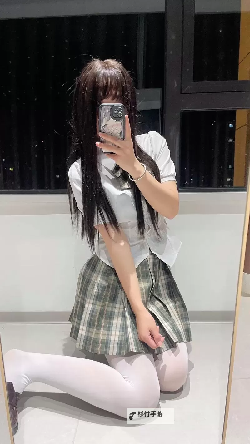 制服的诱惑:魅力与神秘的完美交织图1