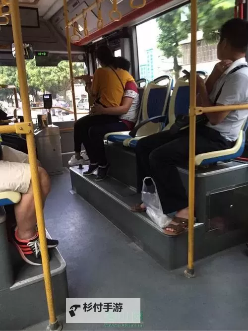 公交车上与陌生人做爱：都市中的隐秘邂逅图1