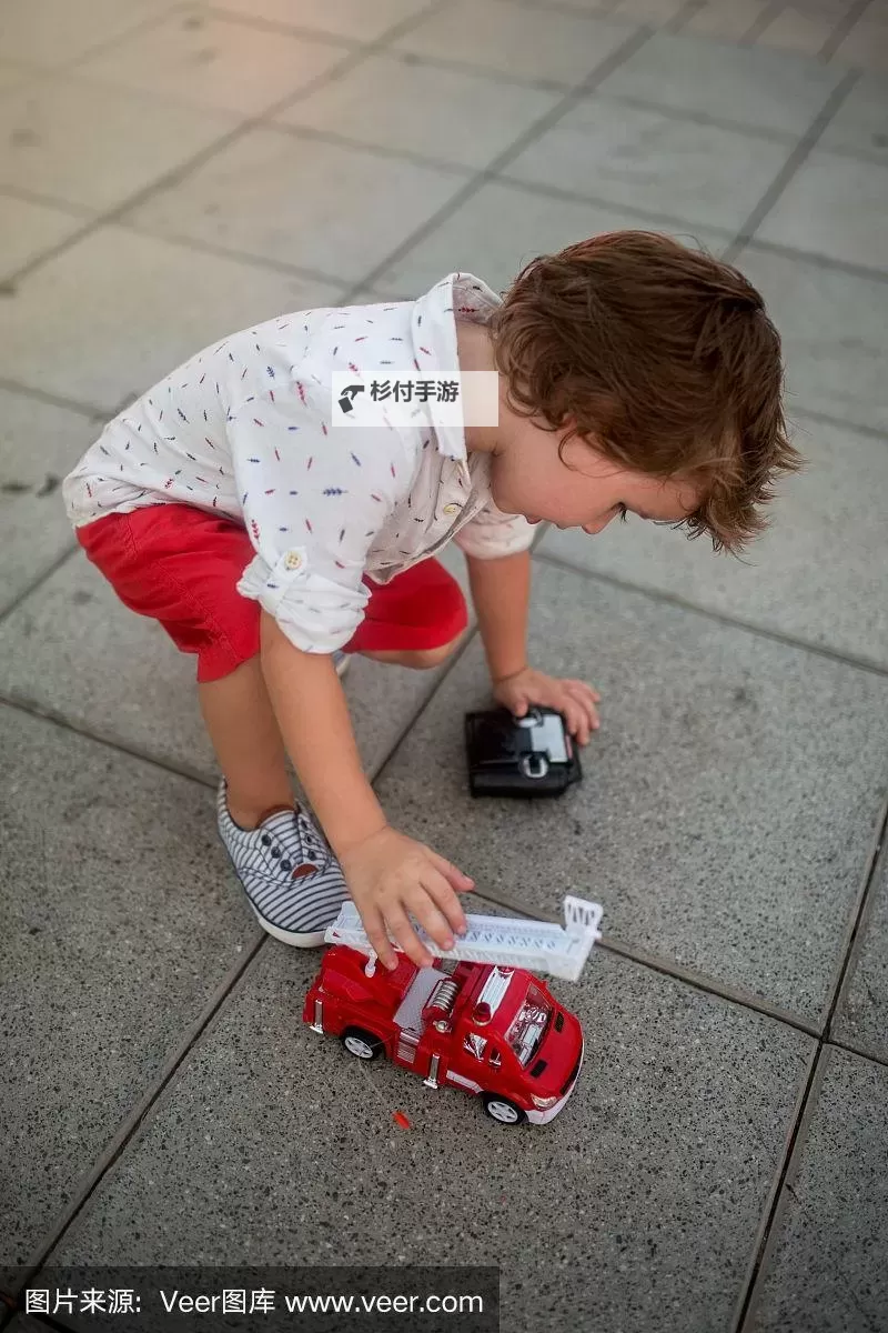 在街上他突然按了遥控器，引发意想不到的惊喜图1