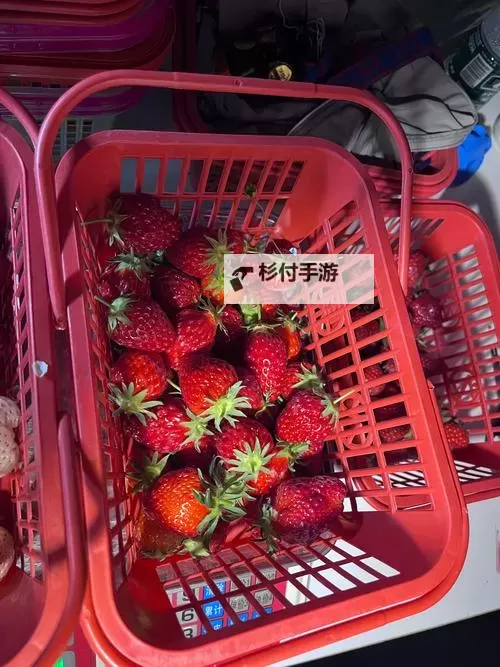 探索草莓深夜福利：让你心动的甜蜜夜晚图1