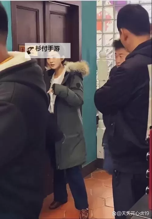 赵丽雅正搭公交车准备回家，温馨日常暖人心图1