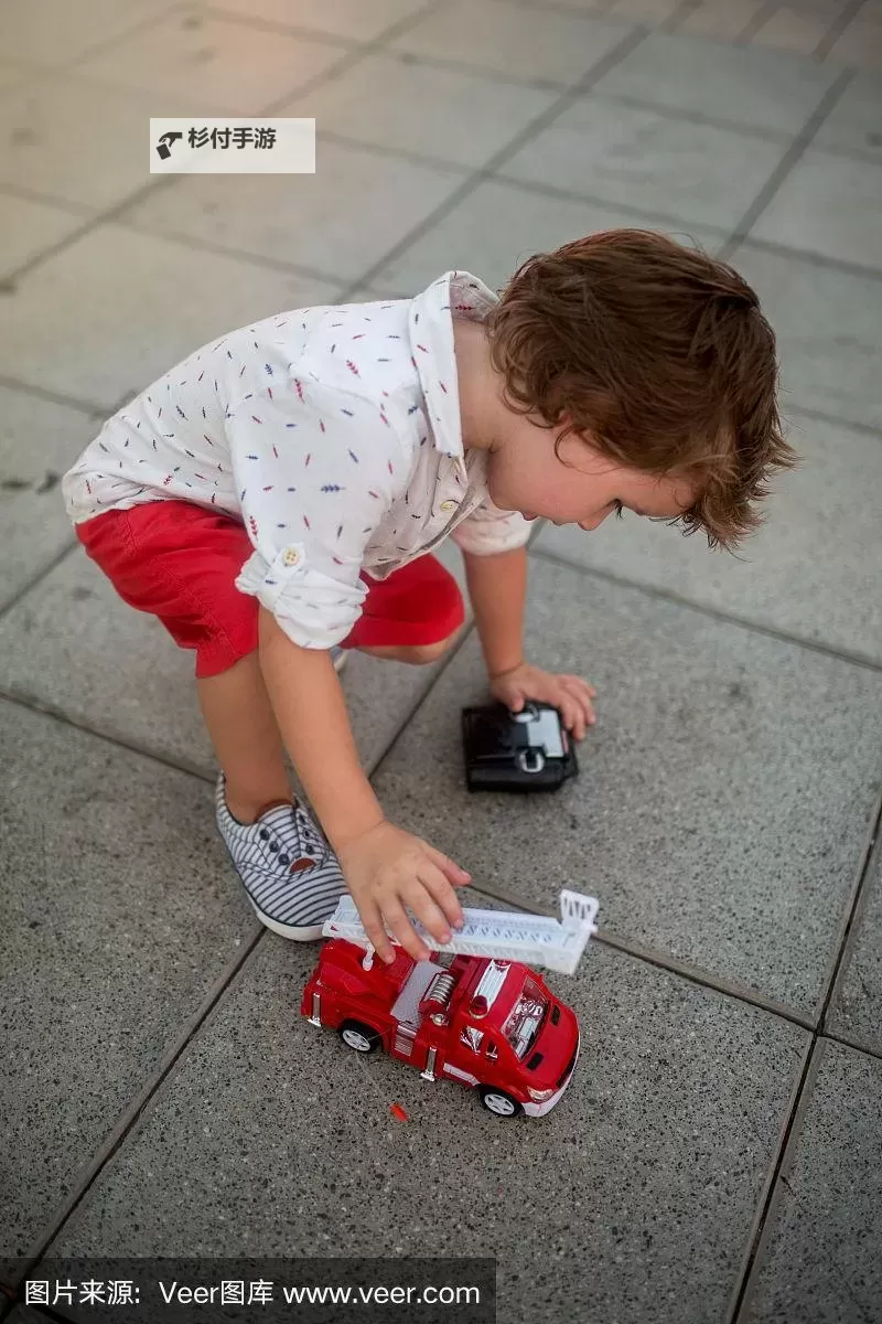 在街上他突然按了遥控器：意想不到的瞬间引发的奇异事件图1