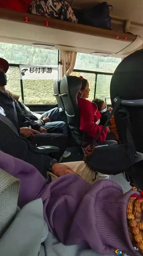 《在漫长旅途中：坐在长途汽车的最后一排网的故事》图1