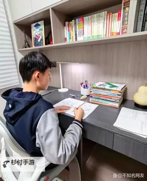 搞笑趣事:我竟然坐在学长的棒子上写作业!图1