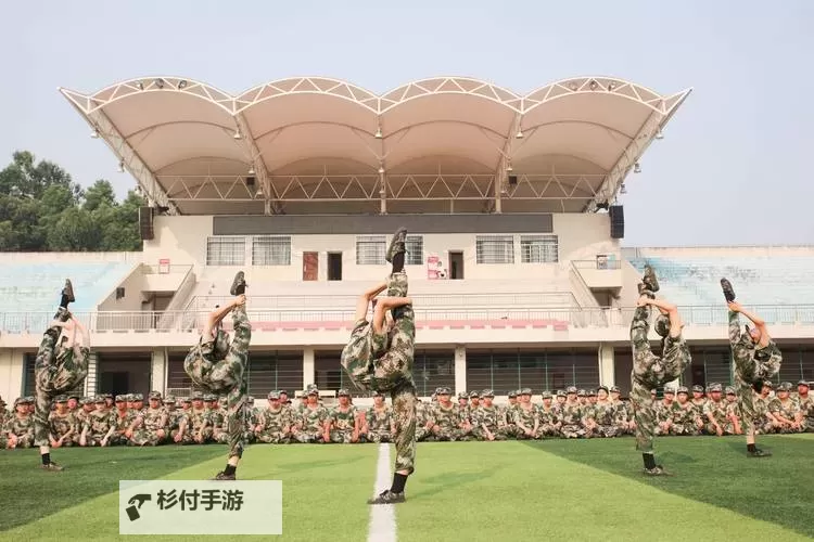 最近很火的军训美女跳舞:青春活力展现无限风采图1