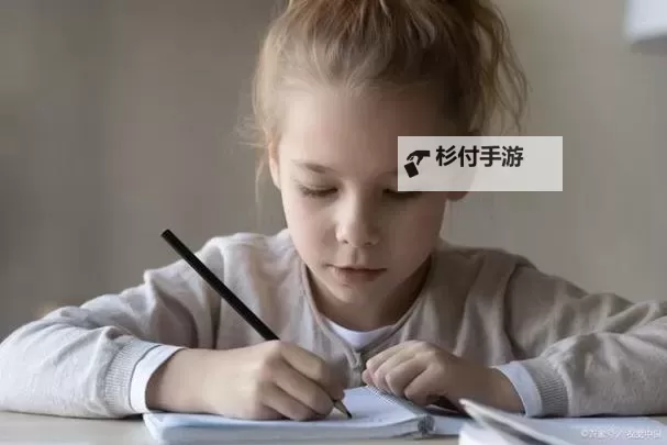 你绝不能错过的搞笑瞬间!坐在学长的根茎写作业视频大揭秘图1