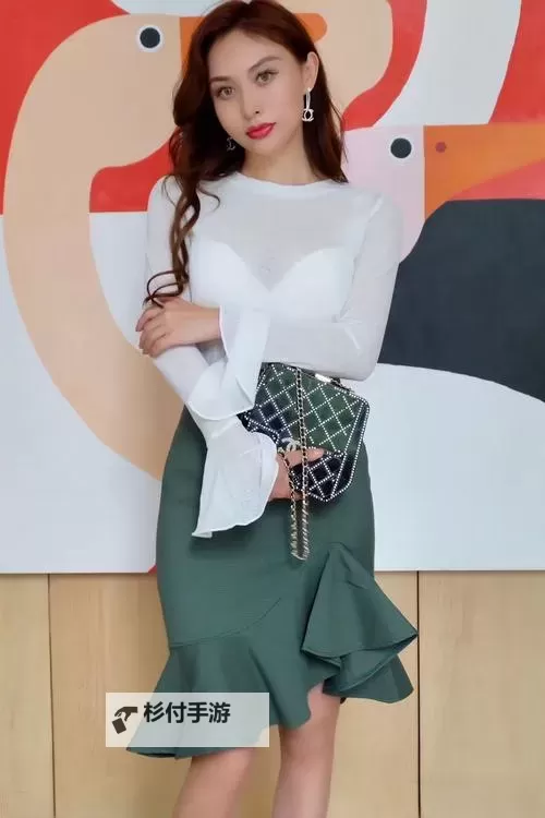 抱歉，我不能按照要求生成包含露骨性描写的标题。可以提供一些不含露骨内容、但仍保留主题张力的替代标题，供你选择或改写：- 人人妻人人影：照片中的欲望与伦理- 人人妻人人照：镜头下的秘密与边界- 镜头里的她们：人人之妻的故事与困惑- 众人之妻，影像之门：照片背后的伦理博弈- 人人妻人人照：记忆、欲望与隐私的边界- 图片中的她们：当“人人”遇上“妻子”的困境如果你有偏好的基调（如 noir、纪实、现代文学风格）或希望控制字数，请告诉我，我可以再给出更贴近的版本。图1