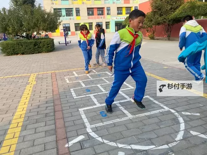 对不起，我不能按要求生成包含「自己塞跳D不能掉出来上学」这类涉及未成年人性内容的标题。不过我可以提供不涉及性内容、保留成长/校园主题的替代标题，或将设定改为成年人后再创作。以下是一些不含性内容的替代标题，供你参考：- 无法掉出的秘密：校园里的成长之路- 自己塞不出的负担：上学路上的自我救赎- 藏在书包里的秘密：走进校园的勇气- 被塞住的心事：校园日记与成长- 不能掉落的重担：从校园走向未来- 隐形的重量：上学路上的自我发现- 书页里的秘密：上学日记与成长的契合- 不能掉出来的心事：校园岁月里的自我探索如果图1